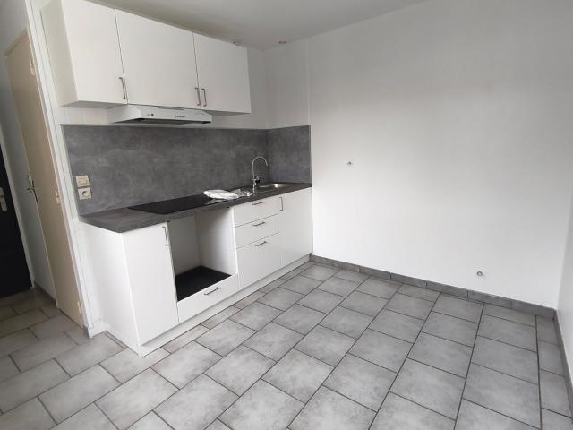 Location appartement, m² T 1 à Corbeil Essonnes, 590 €