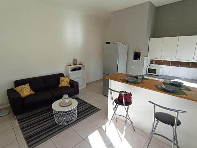 Location appartement, m² T 1 à Istres, 646 €