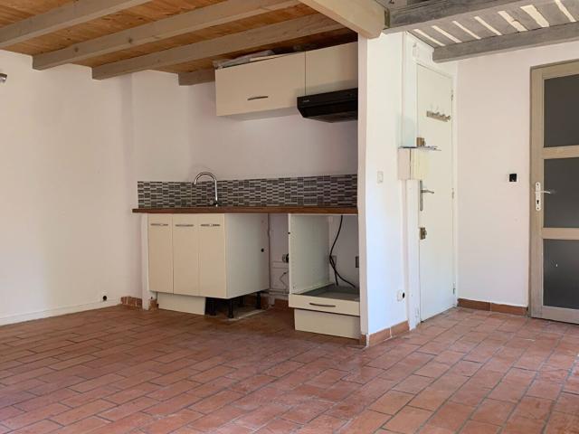 Location appartement, m² T 1 à Lambesc, 495 €
