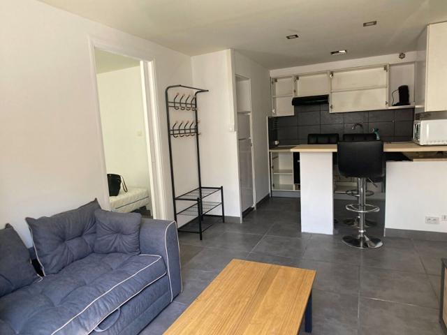 Location appartement, m² T 2 à Nîmes, 571 €