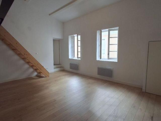 Location appartement, m² T 2 à Nîmes, 608 €