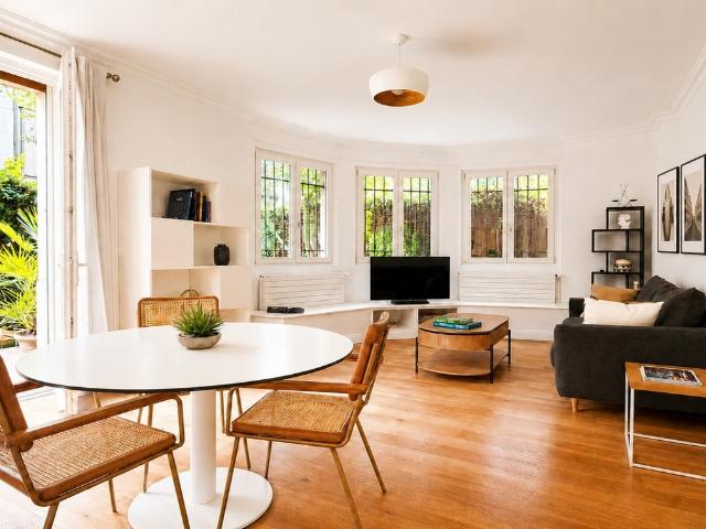 Location appartement meublé de 50 m2 rue Parent de Rosan à Paris