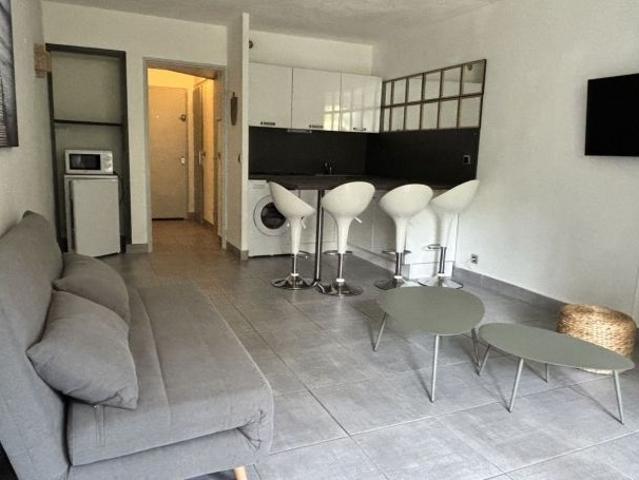 Location Appartement P1 MEUBLE et ÉQUIPE + PARKING+ PISCINE rénové e Nimes