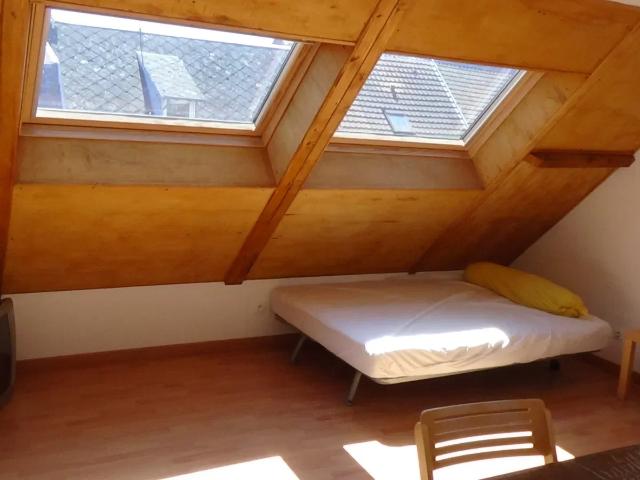 Location Appartement Piste cyclable dangereuse, étroite avec des bordures et des cédez le passage à chaque carrefour Arras