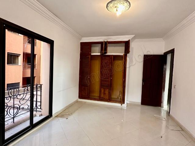 Location appartement plateaux bureaux à Boukar. Superficie 85 m². Ascenseur et garage