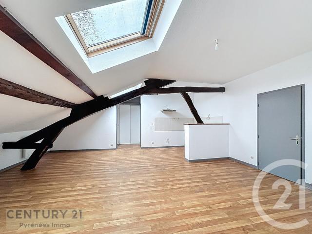 Location Appartement Place De La Mairie, Sengouagnet