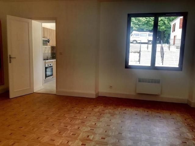 Location Appartement Place de la République, Sauveterre de Guyenne