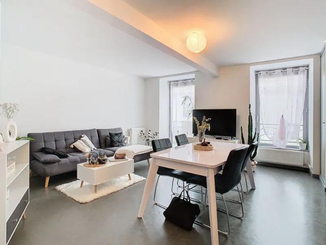 Location Appartement Place de l'Église, Jussac