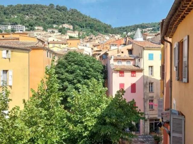 Location Appartement Place de l'Évêché, Grasse