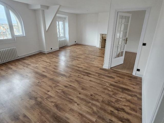 Location Appartement Place de l'Hôtel de Ville, Saint Quentin