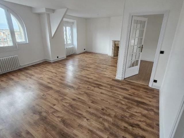 Location Appartement Place de l'Hôtel de Ville, Saint Quentin