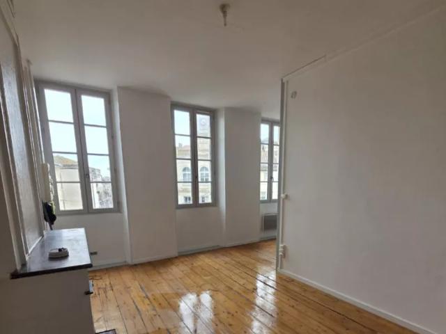 Location Appartement Place de l'Horloge, Langon