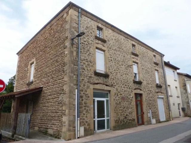 Location Appartement Place du Laris, Saint Christophe et le Laris