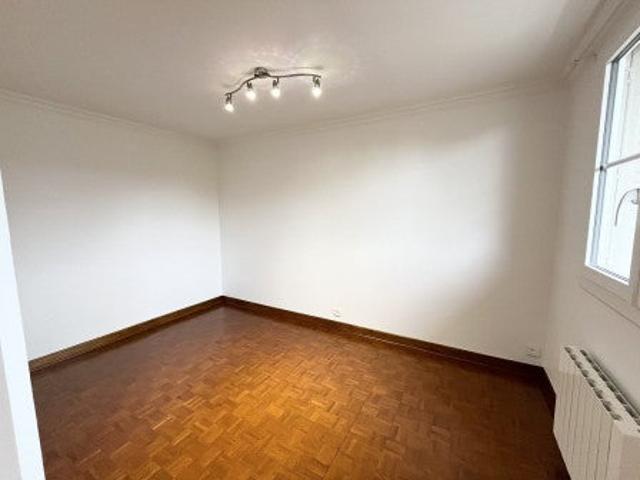 Location Appartement Place du Monument, Auberives sur Varèze