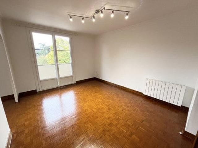 Location Appartement Place du Monument, Auberives sur Varèze