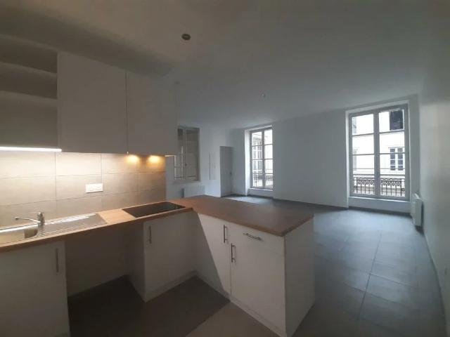 Location Appartement Place du Port Neuville, Lyon