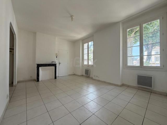 Location Appartement Place François Bernard, Cuers