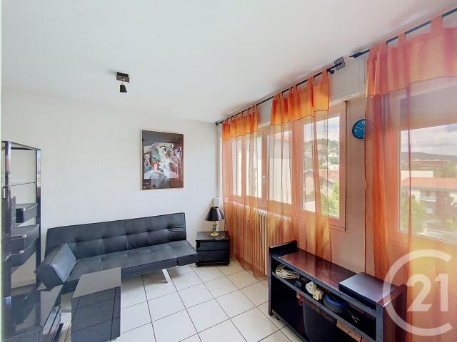 Location Appartement Place Jean Cohendy, Royat