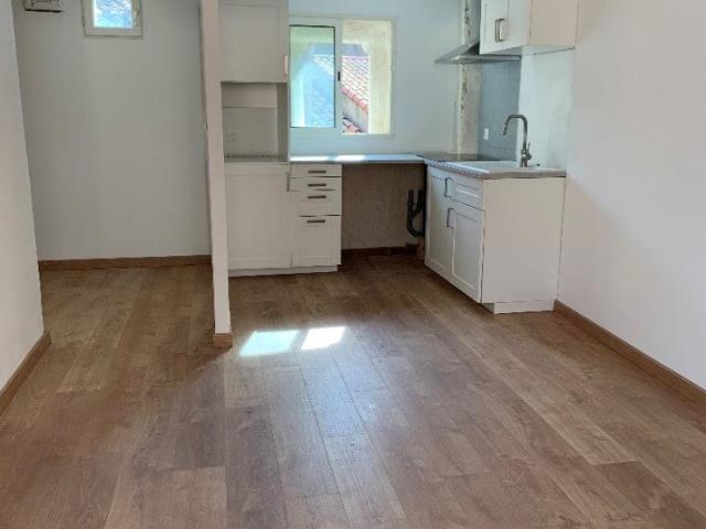Location Appartement Place Monseigneur Hiral, Mèze