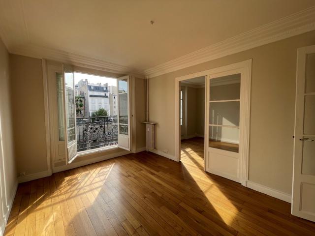Location Appartement Place Saint Jean, Paris