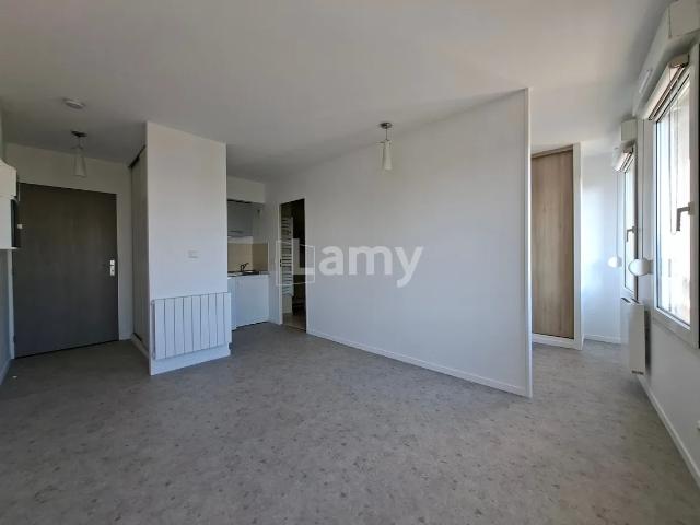 Location Appartement Rue Clovis Chézel, Reims