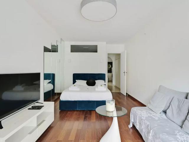 Location Appartement Rue Alphonse de Neuville, Paris