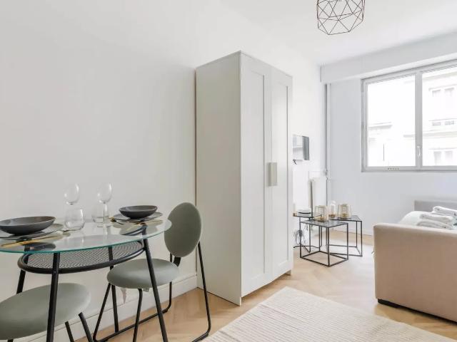 Location Appartement Rue Galilée, Paris