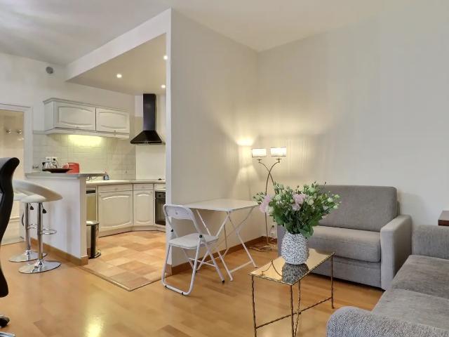 Location Appartement Rue Greuze, Paris