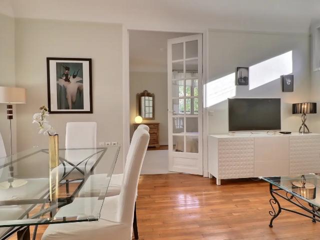 Location Appartement Rue Greuze, Paris