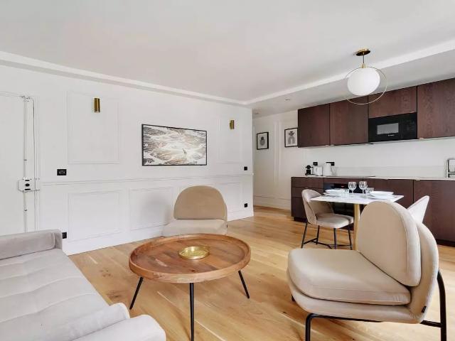 Location Appartement Rue de Grenelle, Paris