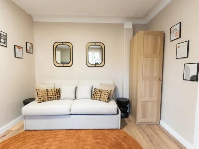 Location Appartement Rue de Fécamp, Paris