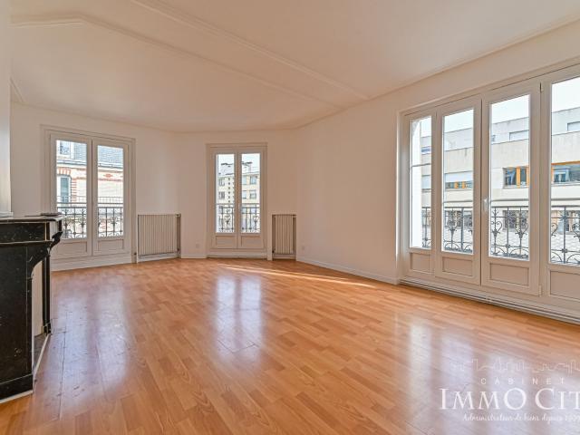 Location Appartement Rue de la Croix Nivert, Paris