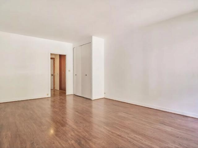 Location Appartement Rue de la Cure, Paris
