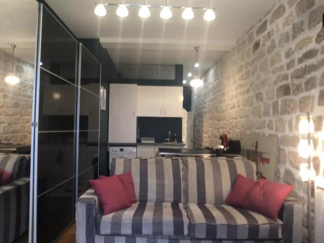 Location Appartement Rue de la Fontaine du But, Paris