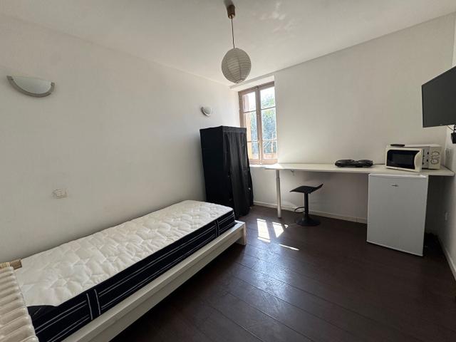 Location Appartement Rue de la Maison Carrée, Nîmes