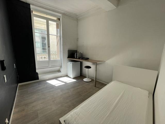Location Appartement Rue de la Maison Carrée, Nîmes