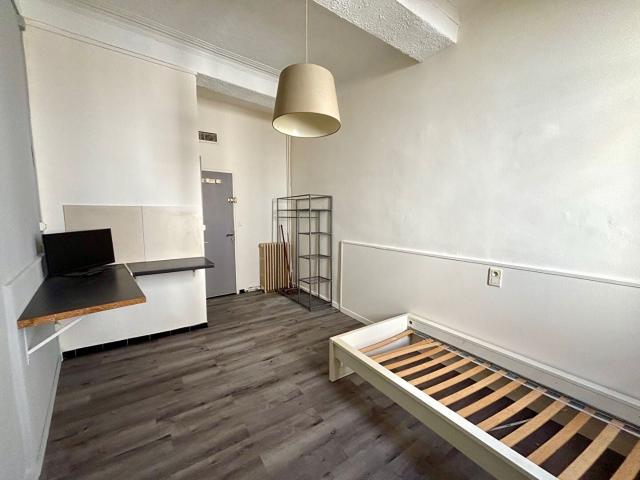 Location Appartement Rue de la Maison Carrée, Nîmes