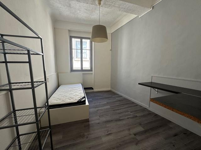 Location Appartement Rue de la Maison Carrée, Nîmes