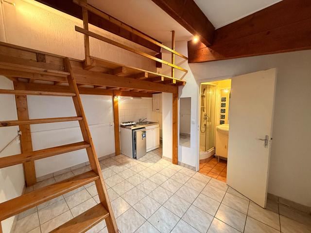 Location Appartement Rue de la Maison Carrée, Nîmes
