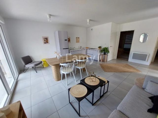 Location Appartement Rue de la Sablière, Lit et Mixe