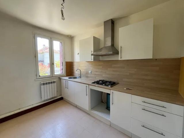 Location Appartement Rue du Colonel du Garreau de la Mechenie, Saint Yrieix la Perche
