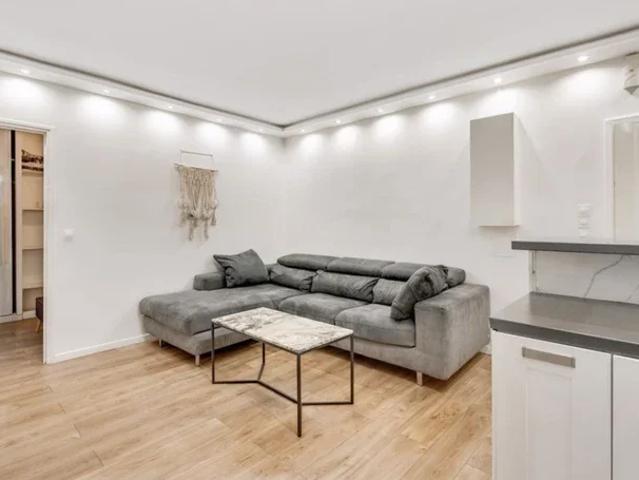 Location Appartement Rue de Lévis, Paris