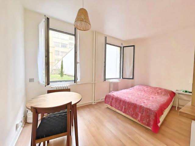 Location Appartement Rue de l'Université, Paris