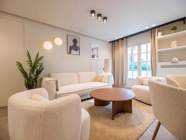 Location Appartement Rue de Moussy, Paris