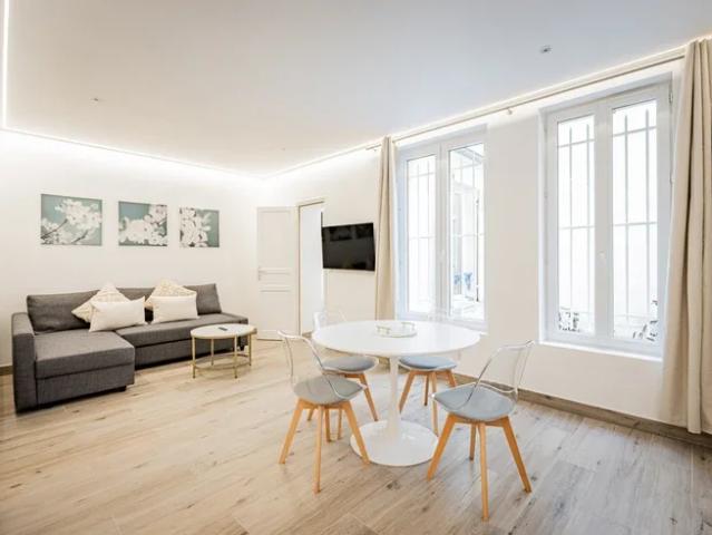 Location Appartement Rue de Saint Pétersbourg, Paris