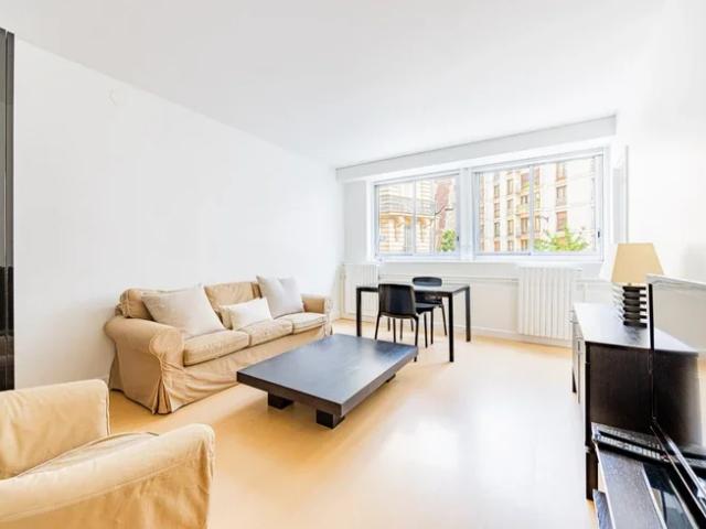 Location Appartement Rue des Bauches, Paris