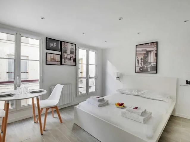 Location Appartement Rue des Écouffes, Paris
