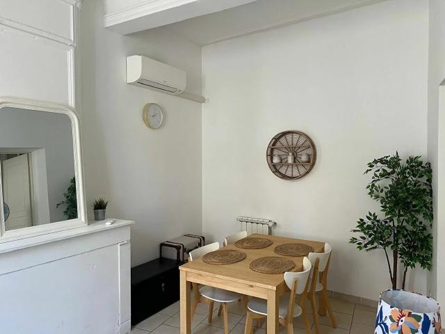 Location Appartement Rue des Fourbisseurs, Avignon