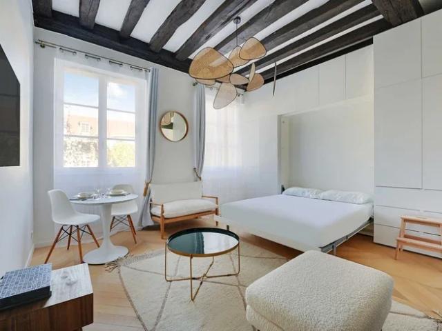 Location Appartement Rue des Rosiers, Paris