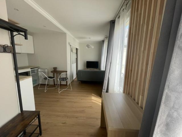 Location Appartement Rue des Rosiers, Paris